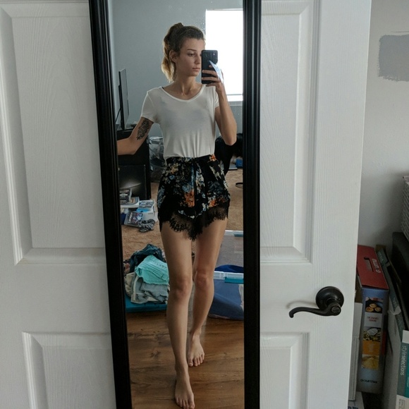 Flowy Floral Shorts - Picture 2 of 3